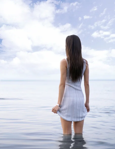 水の若いセクシーな女性 — ストック写真