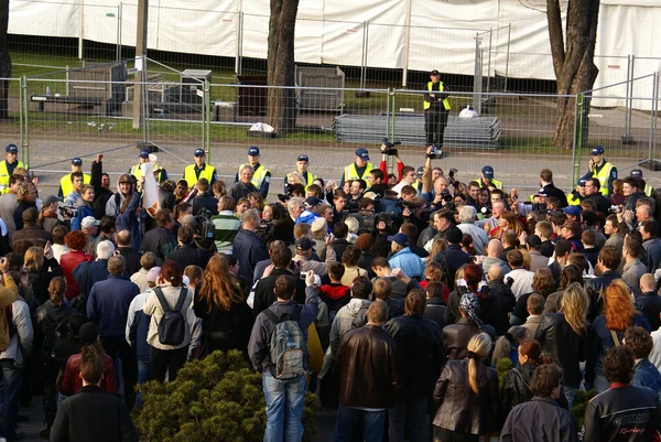 Politie arrestatie in de buurt van bronzen soldaat in tallinn est — Stockfoto