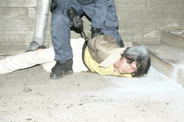 Politieagent arrestaties in de buurt van bronzen soldaat in tallinn est — Stockfoto