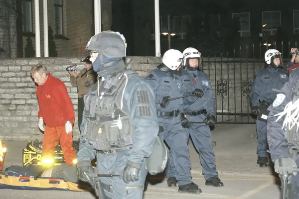 Petugas polisi dekat Bronze Soldier di Tallinn Estonia 26-27.04.0 — Stok Foto