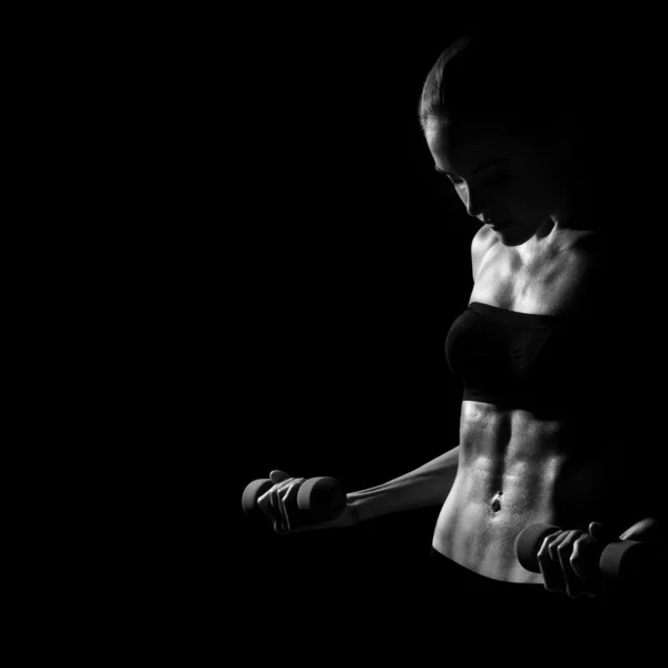 Joven mujer deportiva entrenando con la mancuerna —  Fotos de Stock