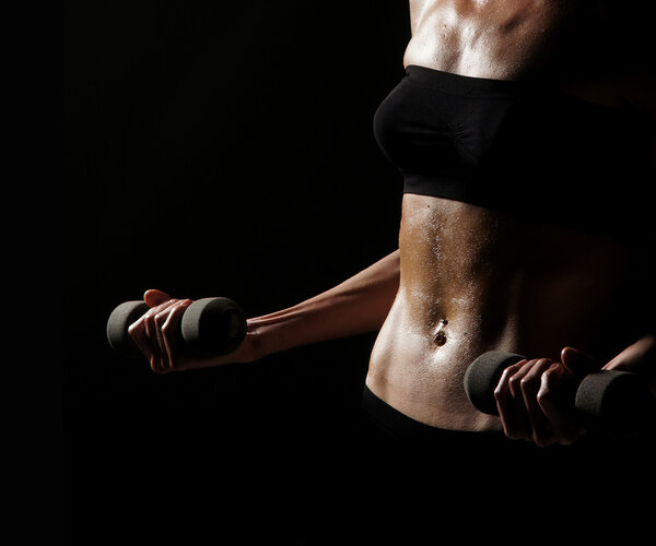 Спортивный живот на тёмном фоне
