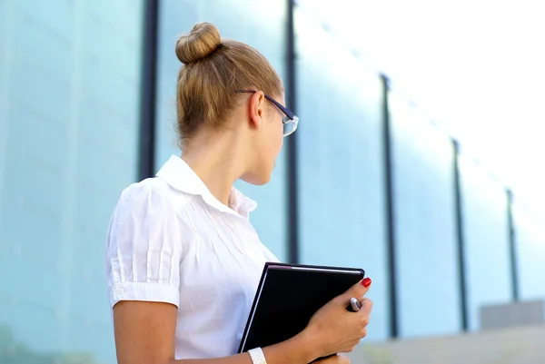 Joven atractiva mujer de negocios —  Fotos de Stock