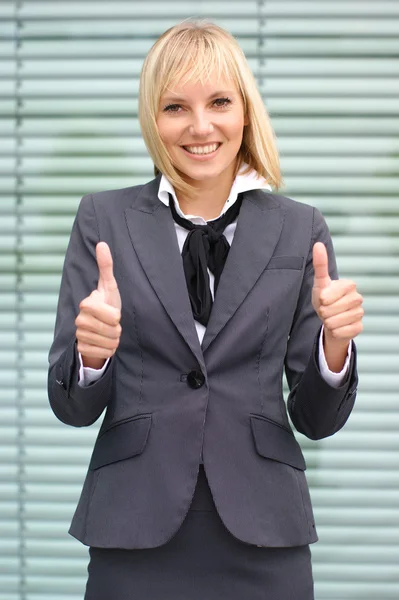 Attraktive junge Geschäftsfrau — Stockfoto