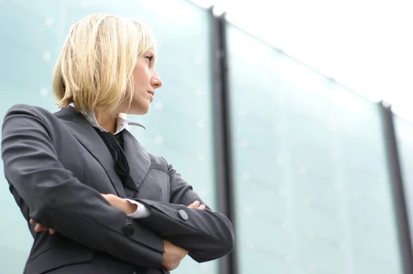 Atractiva joven mujer de negocios — Foto de Stock