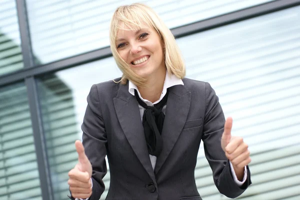 Atractiva joven mujer de negocios — Foto de Stock