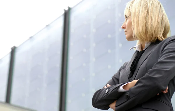 Atractiva joven mujer de negocios — Foto de Stock