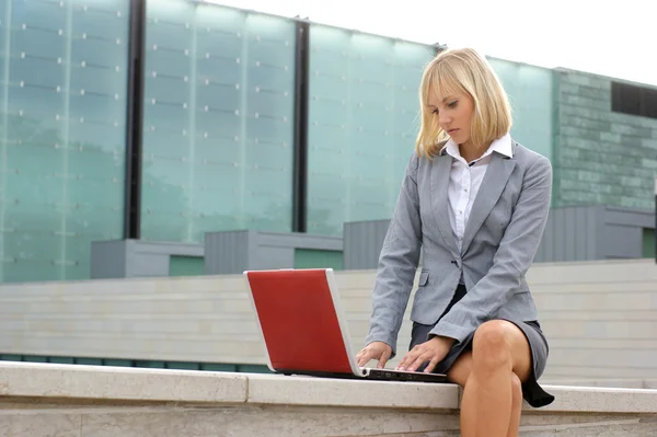 Atractiva joven mujer de negocios — Foto de Stock