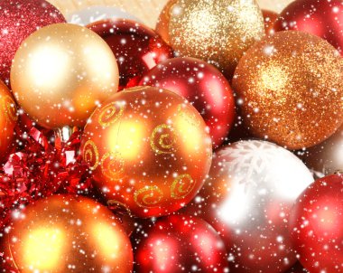 Noel topları ve kar tanesi arka plan