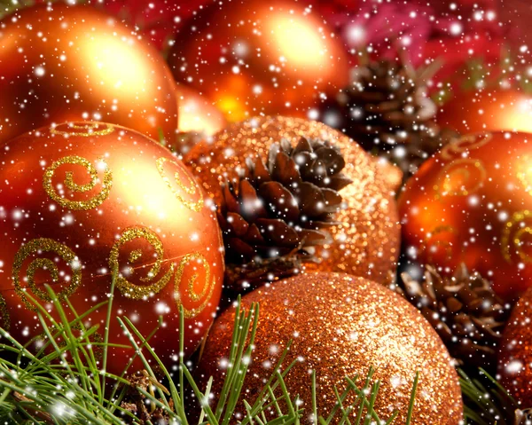 Sfondo di Natale con le palle e fiocchi di neve — Foto Stock