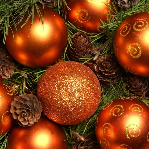 Fondo de Navidad con las bolas y copos de nieve — Foto de Stock