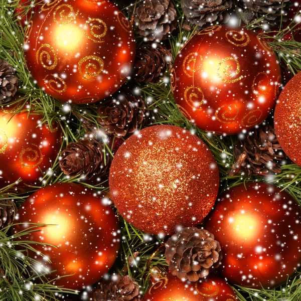 Fond de Noël avec les boules et flocons de neige — Photo