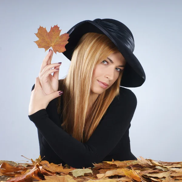 Aantrekkelijke weduwe in herfst concept over grijze achtergrond — Stockfoto