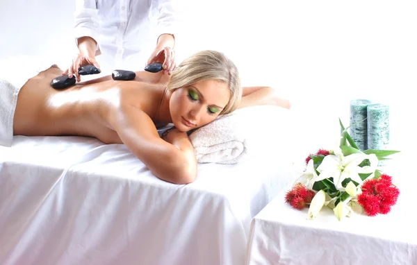 Jonge aantrekkelijke sexy blond krijgen spa-behandeling — Stockfoto