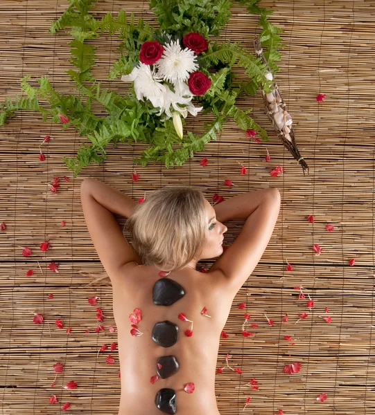 Aantrekkelijke vrouw krijgen spa-behandeling — Stockfoto