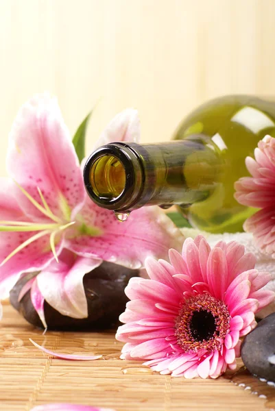 Botella de aceite de masaje sobre el fondo del spa —  Fotos de Stock