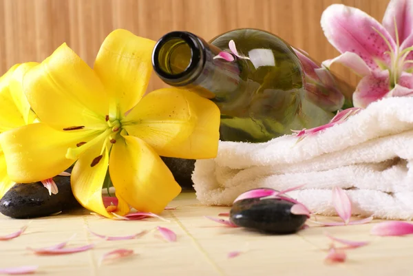 Garrafa de óleo de massagem sobre fundo spa — Fotografia de Stock