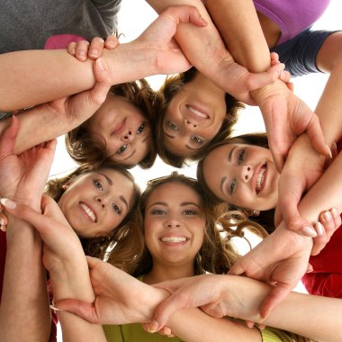 birlikte kalmak ve seyir camer gülümseyen genç grup