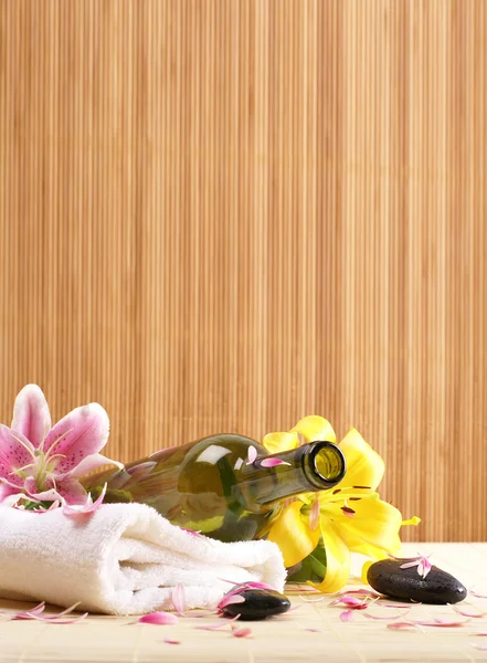 Botella de aceite de masaje sobre el fondo del spa — Foto de Stock