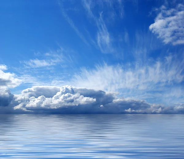 Hermosa vista del cielo y el mar — Foto de Stock