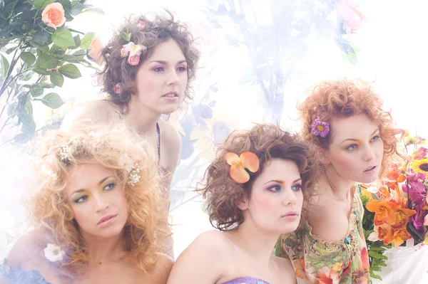 Sesión de moda de jóvenes hermosas ninfas en el bosque de primavera — Foto de Stock