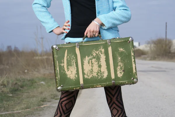 女性とスーツケース — ストック写真