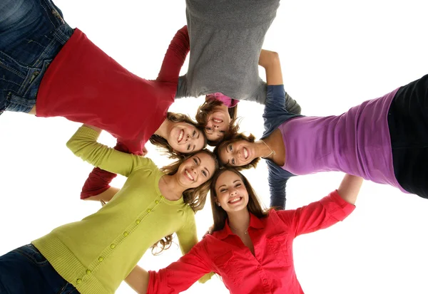 birlikte kalmak ve kameraya bakarak gülümseyen genç grup