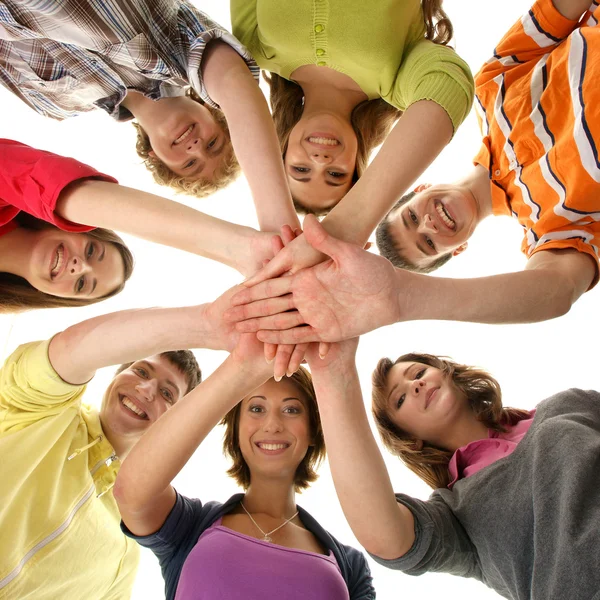 Grupo de adolescentes sonrientes permaneciendo juntos y mirando a Camer — Foto de Stock