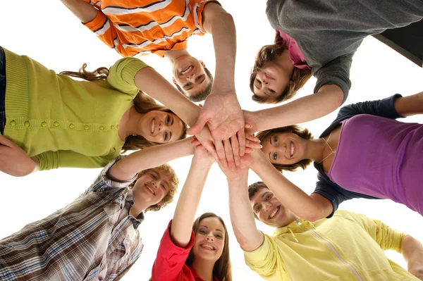 birlikte kalmak ve kameraya bakarak gülümseyen genç grup