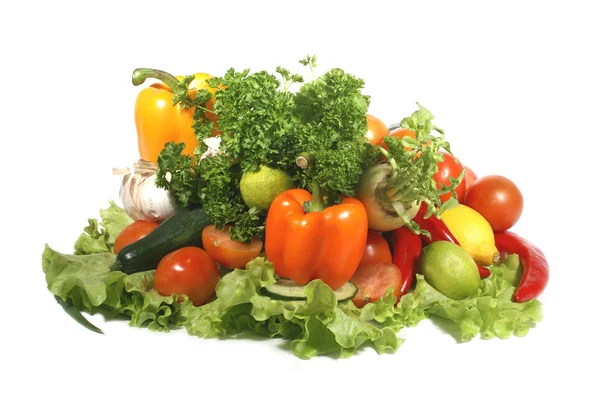 新鲜美味的蔬菜上白色隔离 — 图库照片