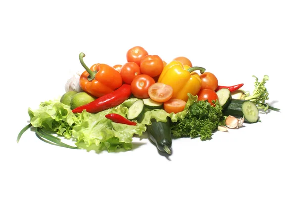 Verduras frescas y sabrosas aisladas en blanco — Foto de Stock