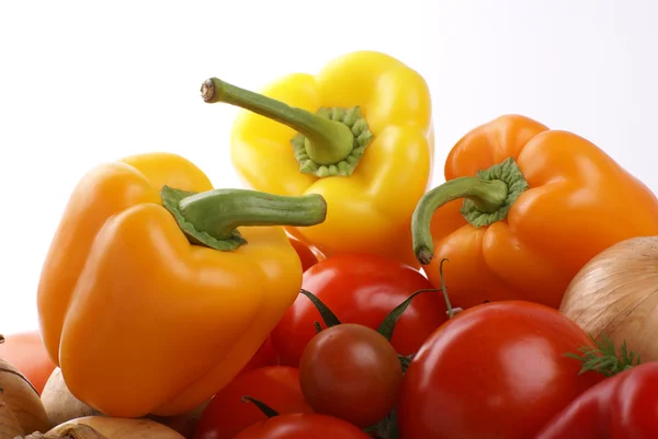 Verduras frescas y sabrosas aisladas en blanco — Foto de Stock