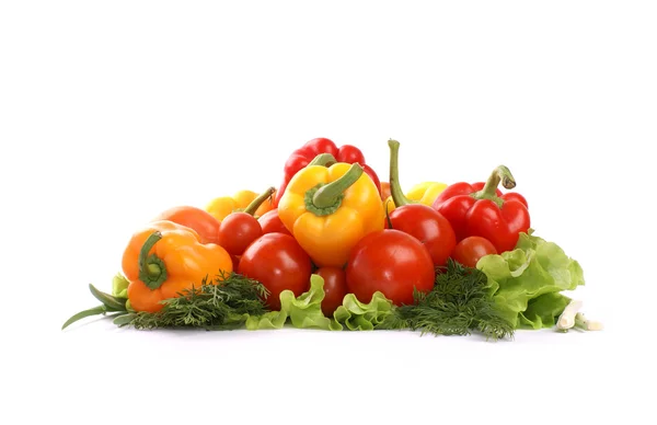 Verduras frescas y sabrosas aisladas en blanco — Foto de Stock