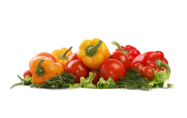 Свіжі смачні овочі ізольовані на білому — стокове фото