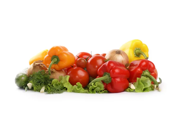 Färska välsmakande grönsaker isolerad på vit — Stockfoto