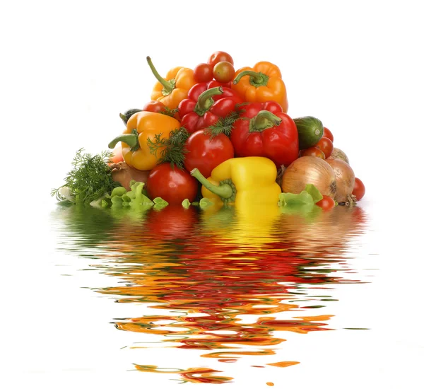 Verduras frescas y sabrosas aisladas en blanco — Foto de Stock