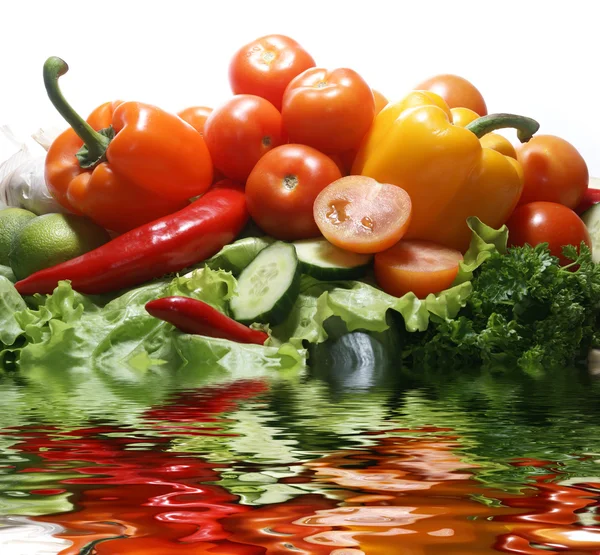 Свіжі смачні овочі ізольовані на білому — стокове фото