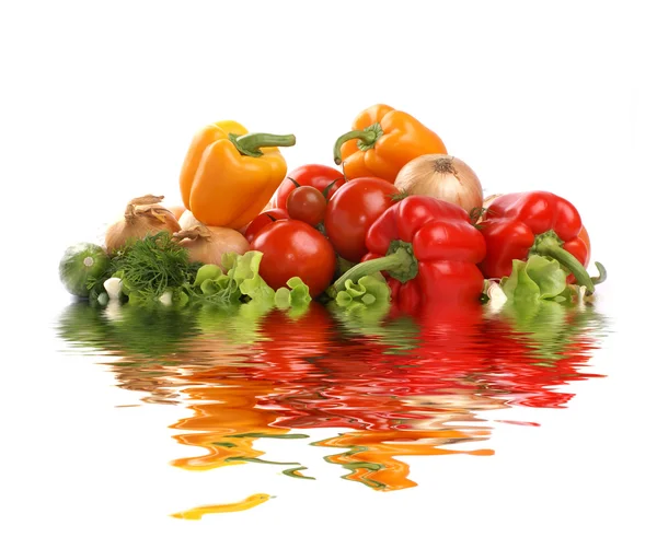 Légumes frais savoureux isolés sur blanc — Photo