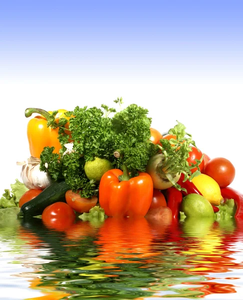 Verduras frescas y sabrosas aisladas en blanco —  Fotos de Stock