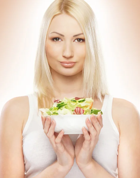Jeune fille attrayante avec une salade fraîche et savoureuse — Photo