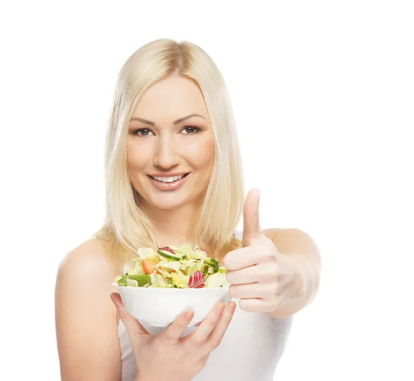 Taze ve lezzetli salata ile genç çekici kız — Stok fotoğraf