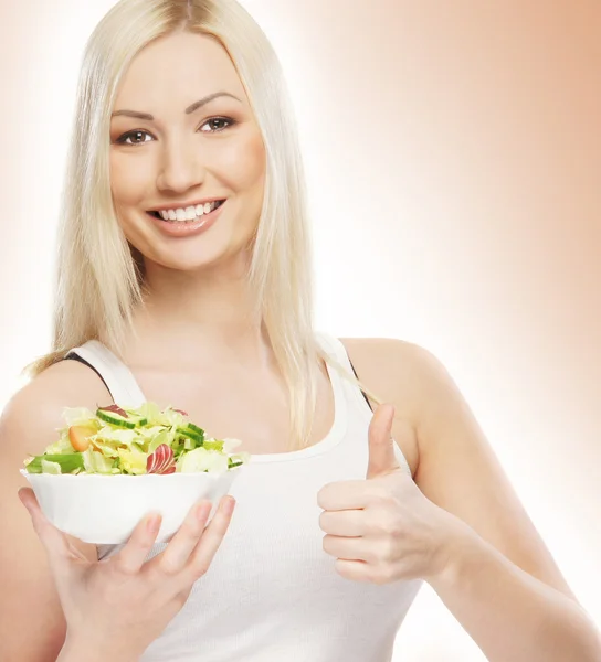 Aantrekkelijk meisje met vers en smakelijk salade — Stockfoto