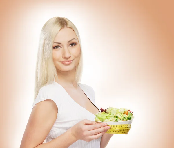 Joven chica atractiva con ensalada fresca y sabrosa — Foto de Stock