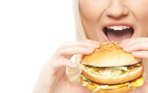 Jeune femme attrayante avec le hamburger — Photo