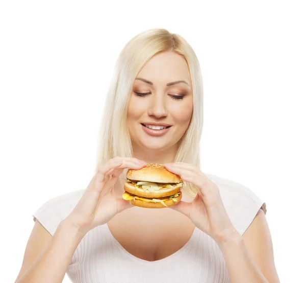 Jonge aantrekkelijke vrouw met de hamburger — Stockfoto