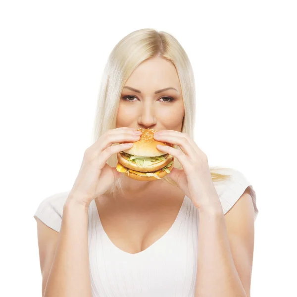 Mujer atractiva joven con la hamburguesa — Foto de Stock