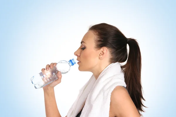 Young attractive female sportsman drinking water — Stock Photo, Image