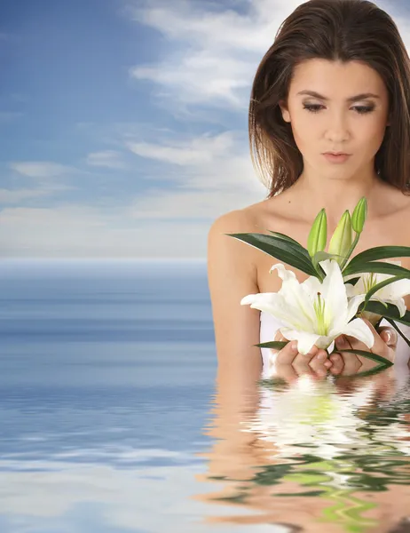 Joven mujer encantadora con flor de lirio — Foto de Stock