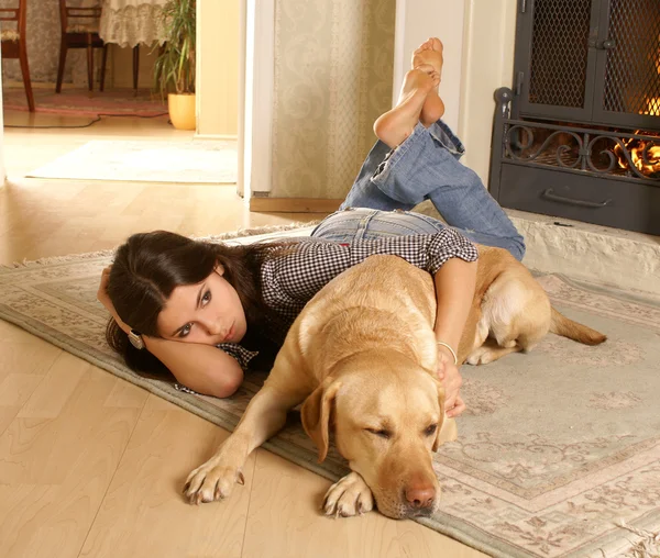 Attractive woman with labrador the dog on the flor — Stock Photo, Image