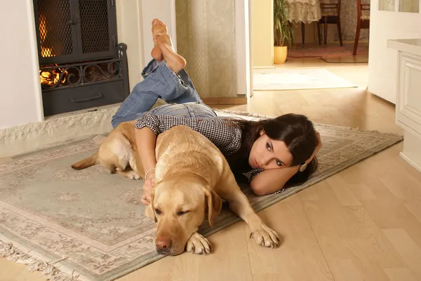 Mulher atraente com o cão — Fotografia de Stock
